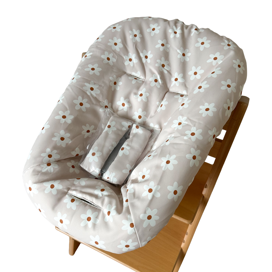 Newborn hoes voor de Stokke Tripp Trapp met witte madeliefjes patroon. Bovenaanzicht van de hoes op de newbornset.