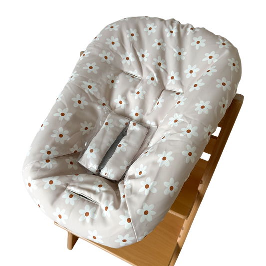Newborn hoes voor de Stokke Tripp Trapp met witte madeliefjes patroon. Bovenaanzicht van de hoes op de newbornset.